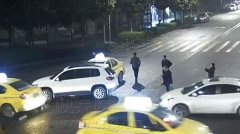 十字路口两车相撞  司机：不懂“让右”原则