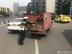 三轮车突发状况 抛锚路中
