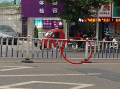 路中央的隔离栏被毁  还有路人从此钻过