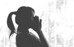 一边是父母一边是男友  被反对的爱情让她难抉择