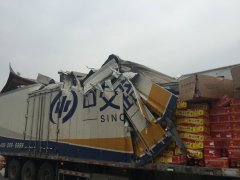 货车撞上隧道壁  又是疲劳驾驶惹的祸