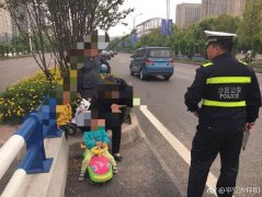 惊险！小孩竟独自骑玩具车横穿马路