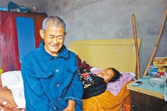 盲人丈夫背了妻子30年用坏20个背篓 如今他们住进新家了