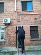 炖汤外出忘记关火 蜀黍变身“蜘蛛侠”爬窗灭险