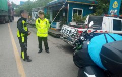 “追风少年”为学交规 高速路上以身犯险