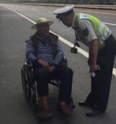 六旬老人找不到回家路 坐着轮椅误入高速