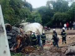 罐车失控侧翻进泥泞坝子 首尾瞬间分离