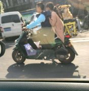 小哥骑车载妹子兜风 外卖箱里装狗子
