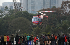 重庆“80后”小伙乘直升机 向女友求婚
