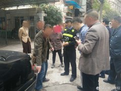 “黄司机”媳妇指挥老公开车  引发擦挂