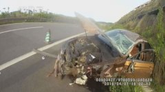 轿车上演惊险一幕：高速上翻四转撞稀烂
