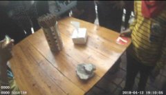 10楼掉下水泥坨坨 楼下顾客被砸伤