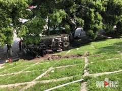 货车翻下十几米高堡坎  驾驶员从驾驶室爬出