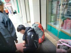 男子街头求助饭钱  路人给后藏包里