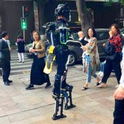 重庆街头现“X战警”  造型酷炫引围观