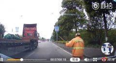 司机自认技术过硬“钻缝缝”  视频记录挂倒清洁工惊险一幕