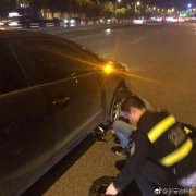 汽车突然爆胎  吓坏车主