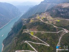 航拍巫山长江边上的“之字路”