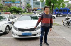 司机早高峰时段趴方向盘上“睡起了大觉”