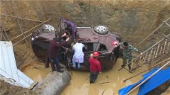 岳母过世他守了两夜灵  开车出行不慎掉2米深坑