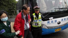 花甲老人突发心脏病 高速开启绿色通道紧急救援