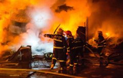 废品收购站着火 消防奋战30分钟将其扑灭