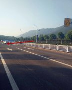 越野车“轰碎”十余米隔离护栏 直冲对面车道