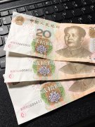 乘客拿出100元付车费   的哥却给了60元假钱