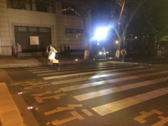 “黑科技”现身重庆  有人过马路斑马线就会亮起来