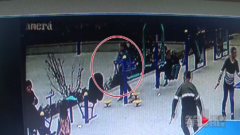 这位大妈强作镇定 看看监控记录下了什么