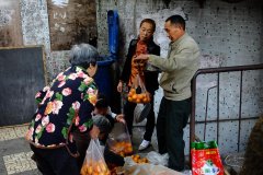 大叔老巷子卖春橙 试吃遭疯抢卖完仅挣几十元