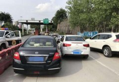 两轿车轻微擦挂拒撤现场 现场拥堵一公里被罚两百
