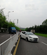 看到路宽就随意调头 “自信”司机傻眼了