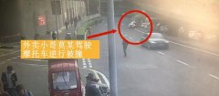 外卖小哥驾摩托逆行  撞上出租车
