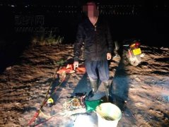 两男子深夜电捕鱼 被抓现行