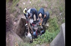 男子驾驶途中“打望”  冲下5米高堡坎