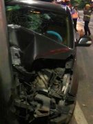 私家车撞上电线杆 车头严重受损