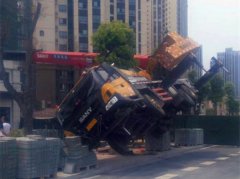 吊车吊物时将自己吊了起来  车轮悬空好尴尬