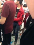 确认过眼神！男子穿羽绒服挤轻轨 乘客被惊艳到