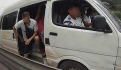 面包车高速上飙得快  里面竟黑压压一片