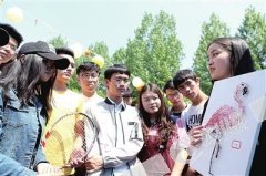 大学生义卖灯具 传递人间温暖