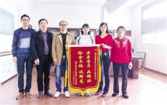 高三女生拾金不昧 千元现金还失主