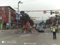 十字路口发生事故  当事人互相指责对方闯红灯