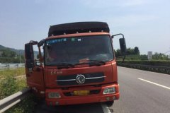 货车高速上爆胎 司机停在路边刷手机等熟人来