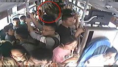 老人乘车突然晕倒 公交车秒变救护车