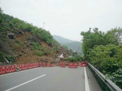 武隆土坎镇附近道路滑坡  交通暂时中断