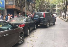 长寿现“无人驾驶汽车”  原是忘记拉手刹