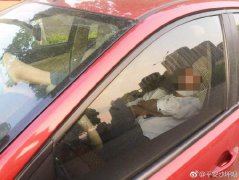 男子将车停在路边  躺在驾驶室呼呼大睡