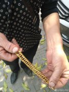 黄金手链落在汽车里难找回 结果竟是虚惊一场