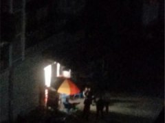 楼外麻将馆深夜奋战 闹得家中娃不能入眠